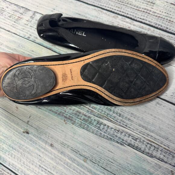 Chanel Black Patent Leather Ballet Flats Size 41 CC Logo Cap Toe Italy - Picture 3 of 3